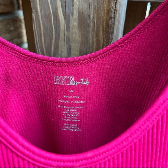 BKE Fuchsia Ribbed Cropped Tank Top - Picture 2 of 3